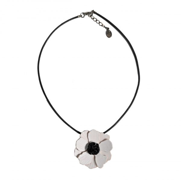 pendentif fleur en cuir