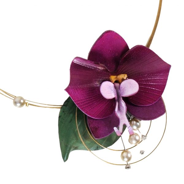 collier fleur en cuir