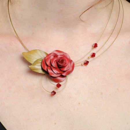 collier fleur en cuir et perles