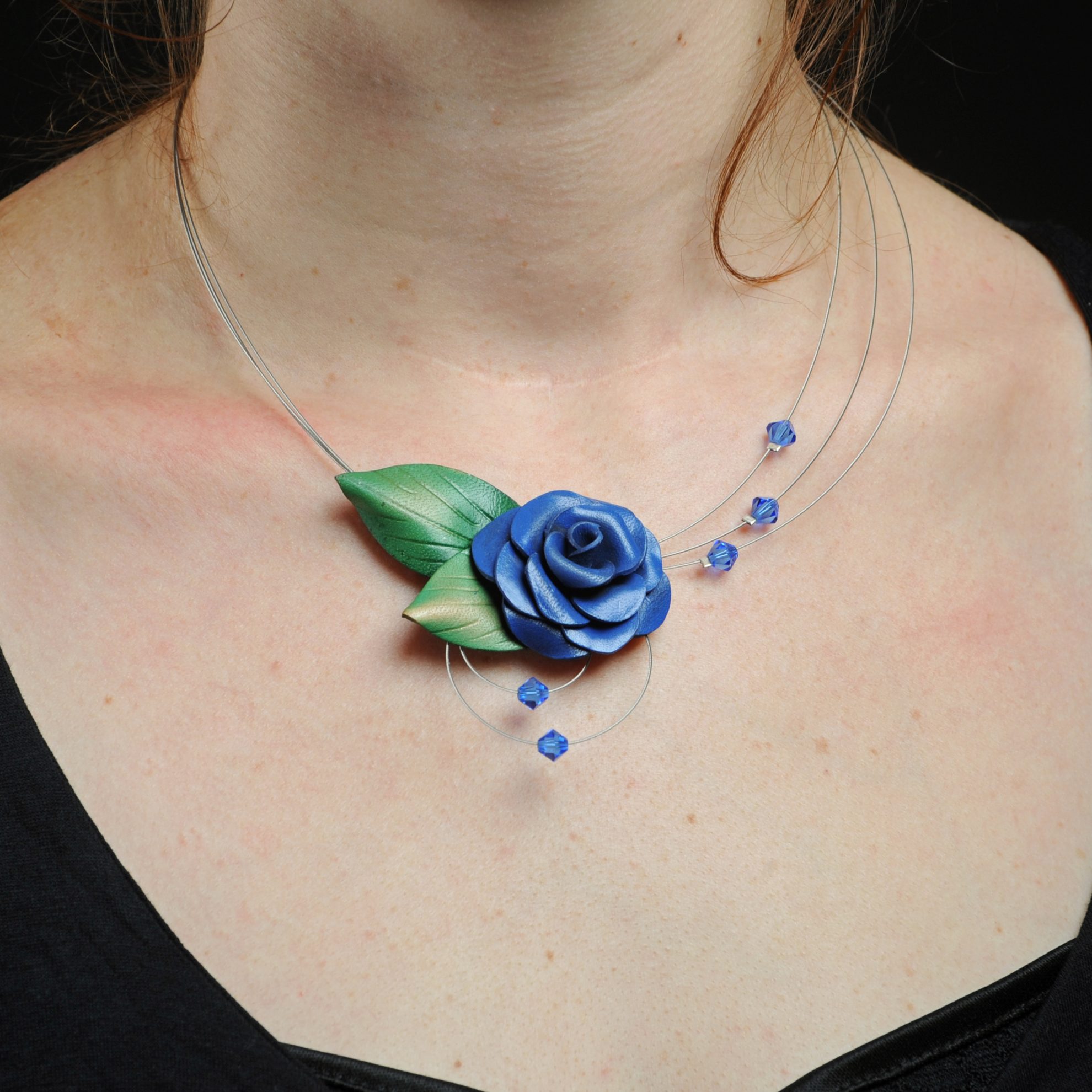 collier fleur en cuir