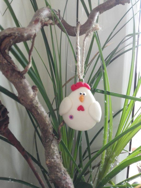 Suspension poule en porcelaine froide